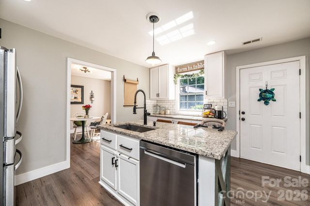 1896 Bakers Glade Lane, Hickory, NC 28602