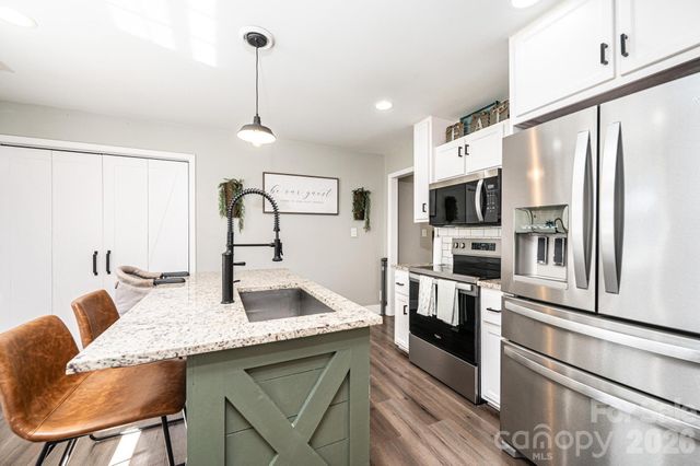 1896 Bakers Glade Lane, Hickory, NC 28602