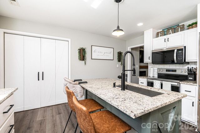 1896 Bakers Glade Lane, Hickory, NC 28602