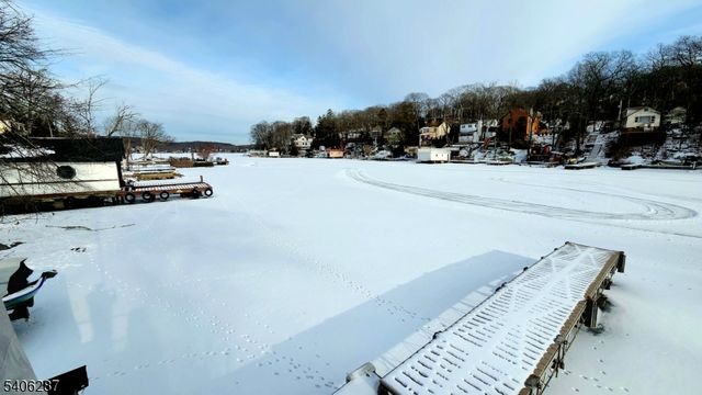 213 Squaw Trl, Hopatcong Boro, NJ 07821