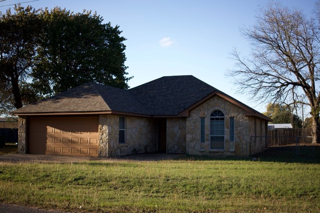 6630 Blue Water Circle, Granbury, TX 76049