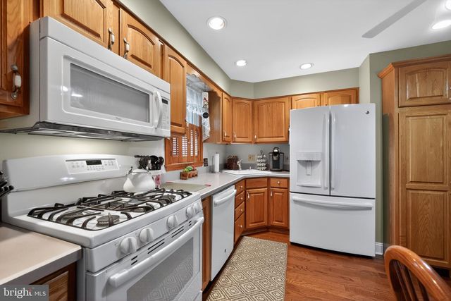 2 SURREY CT, Cherry Hill, NJ 08034