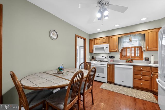 2 SURREY CT, Cherry Hill, NJ 08034