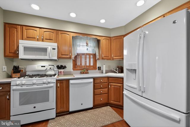 2 SURREY CT, Cherry Hill, NJ 08034