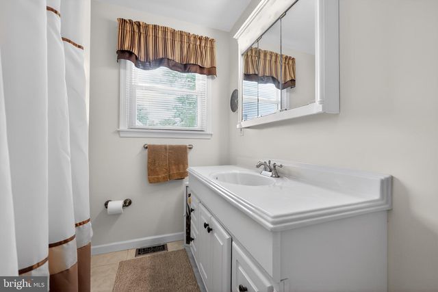 2 SURREY CT, Cherry Hill, NJ 08034