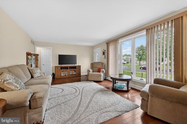2 SURREY CT, Cherry Hill, NJ 08034
