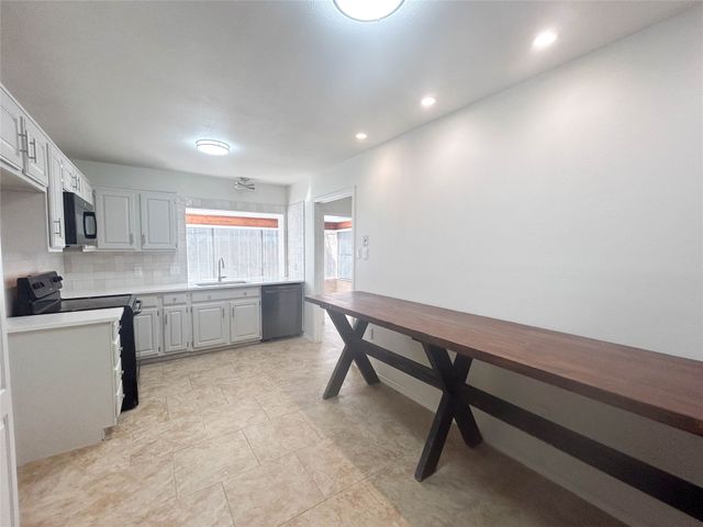 3016 Oakridge Drive, Bedford, TX 76021