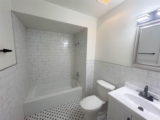 3016 Oakridge Drive, Bedford, TX 76021