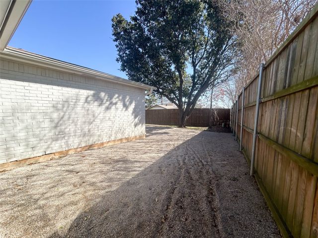 3016 Oakridge Drive, Bedford, TX 76021