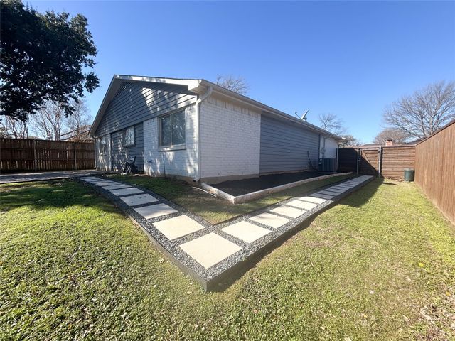 3016 Oakridge Drive, Bedford, TX 76021