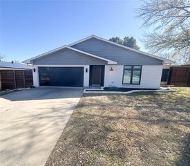 3016 Oakridge Drive, Bedford, TX 76021