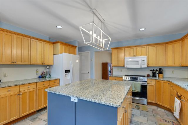 610 Pointe Wildwood Drive, Seneca, SC 29678