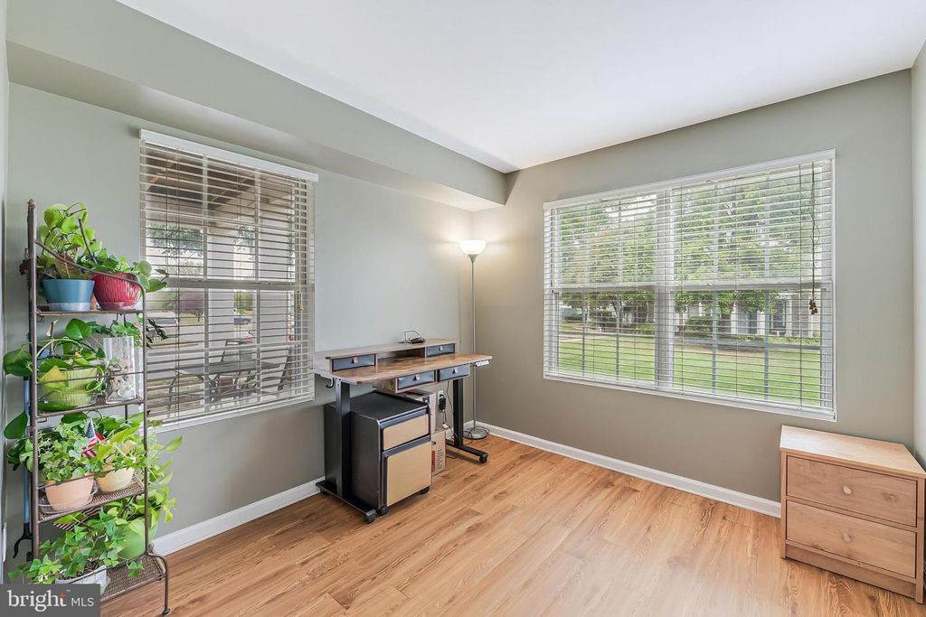 8091 LACY DR #101, Manassas, VA 20109