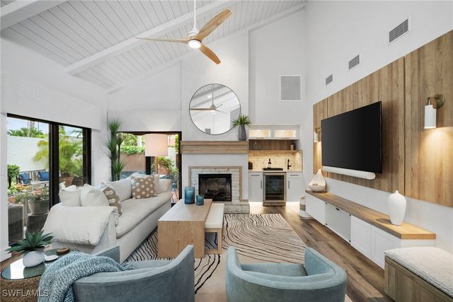 504 Tierra Mar LN E 2, Naples, FL 34108