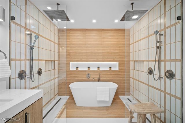 504 Tierra Mar LN E 2, Naples, FL 34108