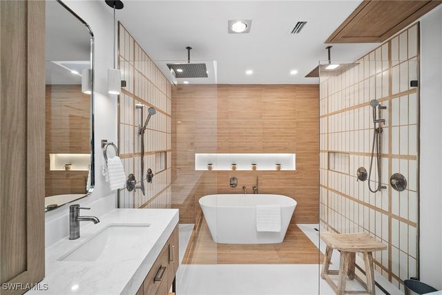 504 Tierra Mar LN E 2, Naples, FL 34108