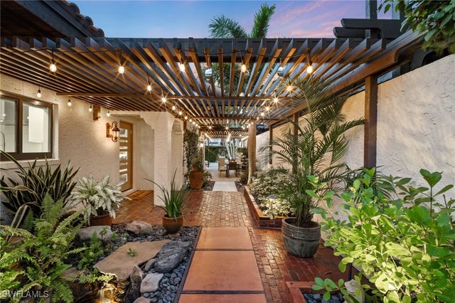 504 Tierra Mar LN E 2, Naples, FL 34108