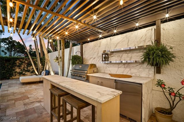 504 Tierra Mar LN E 2, Naples, FL 34108