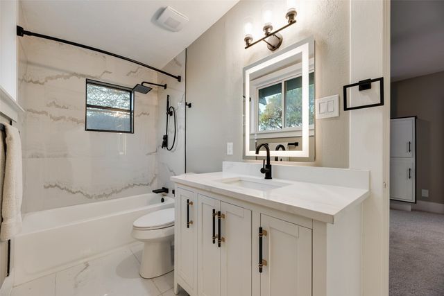 924 N Winnetka Avenue, Dallas, TX 75208