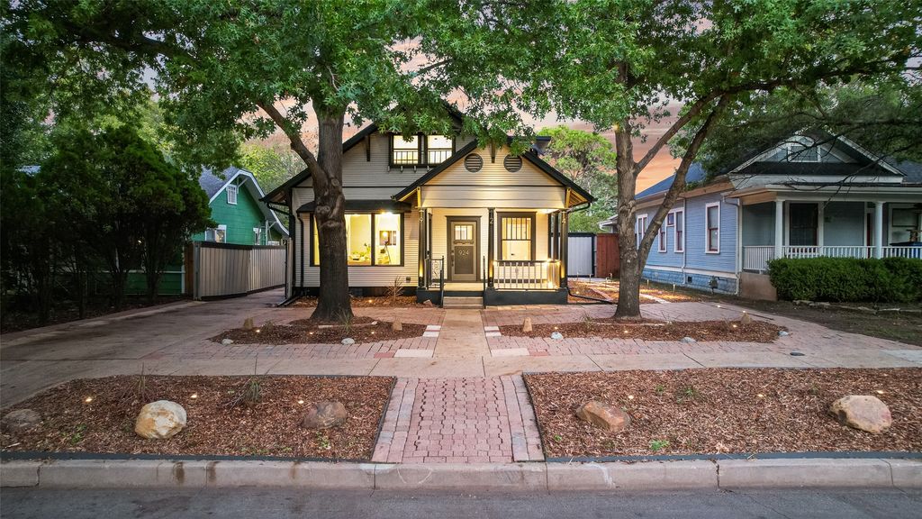 924 N Winnetka Avenue, Dallas, TX 75208