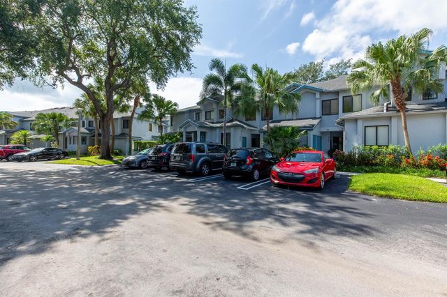 508 Harbour Pointe Way, Greenacres, FL 33413