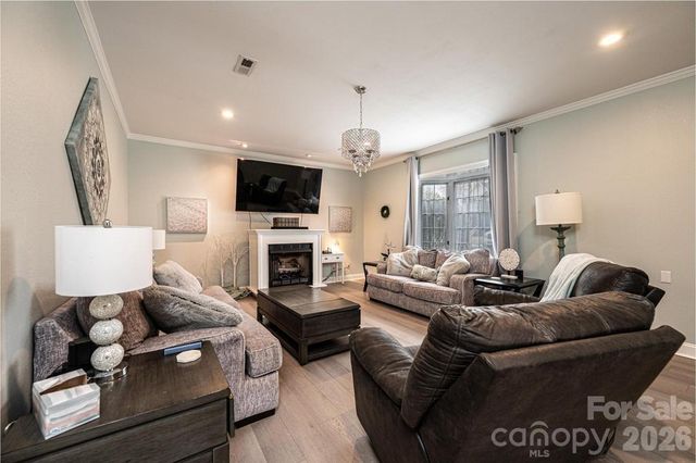 1360 Sweetbriar Lane, Hickory, NC 28602