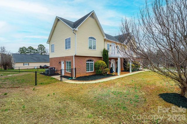 1360 Sweetbriar Lane, Hickory, NC 28602