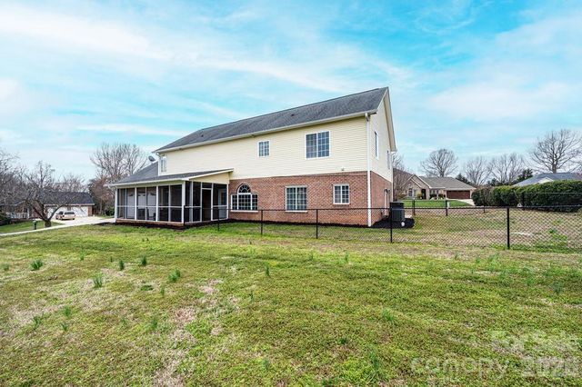 1360 Sweetbriar Lane, Hickory, NC 28602