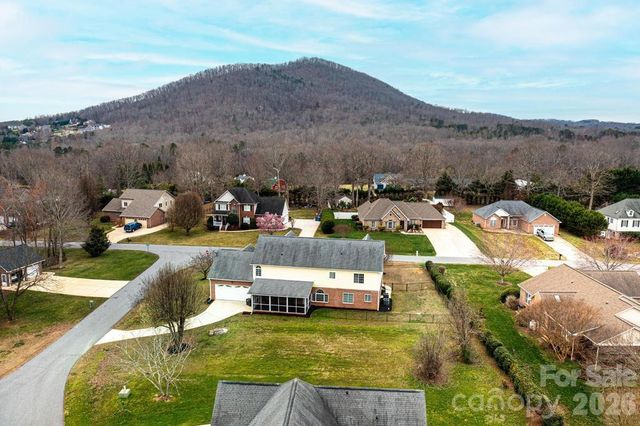 1360 Sweetbriar Lane, Hickory, NC 28602