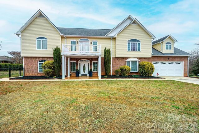 1360 Sweetbriar Lane, Hickory, NC 28602