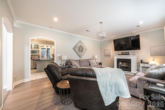 1360 Sweetbriar Lane, Hickory, NC 28602