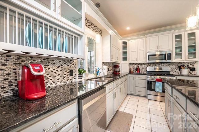 1360 Sweetbriar Lane, Hickory, NC 28602