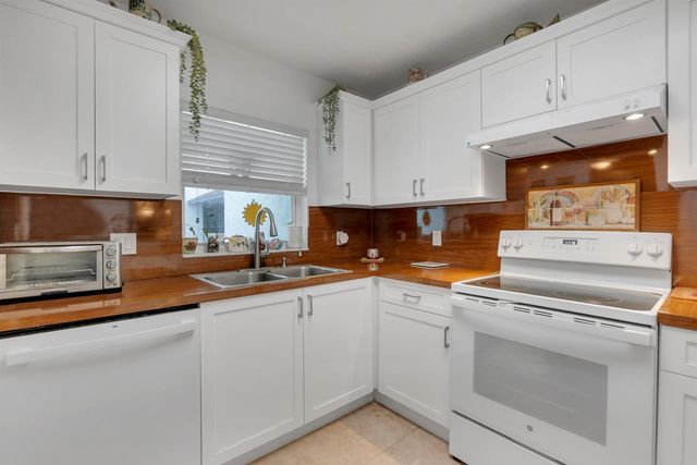 9440 Live Oak Place 402, Davie, FL 33324