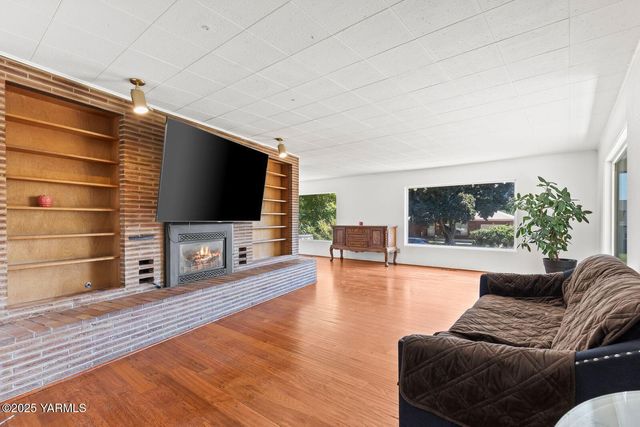 S 912 29th Ave, Yakima, WA 98902