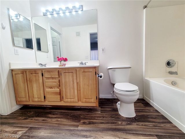 5855 Valley Drive 2004, North Las Vegas, NV 89031