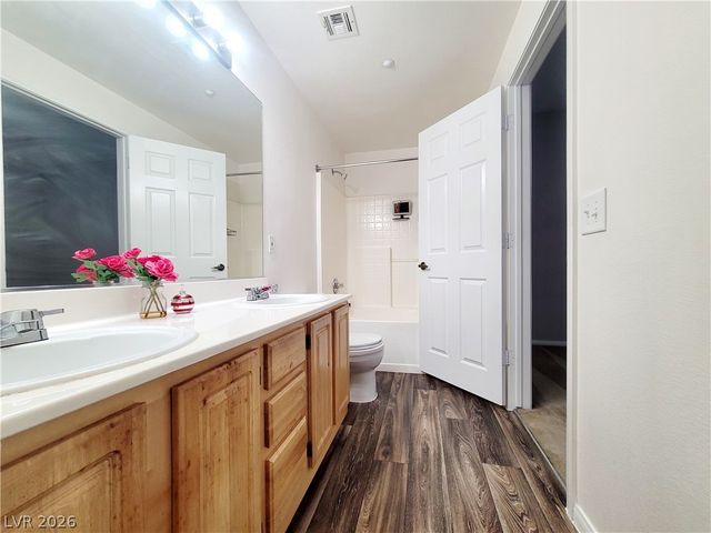 5855 Valley Drive 2004, North Las Vegas, NV 89031