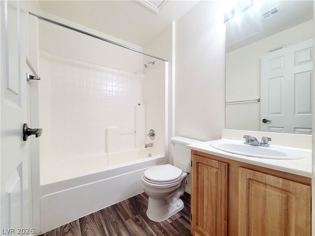 5855 Valley Drive 2004, North Las Vegas, NV 89031