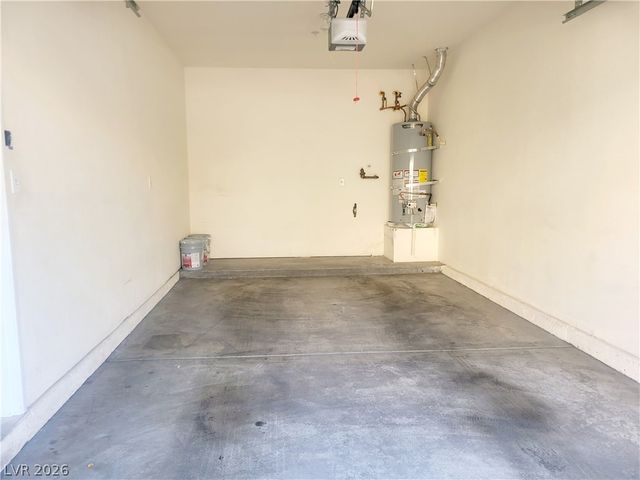 5855 Valley Drive 2004, North Las Vegas, NV 89031
