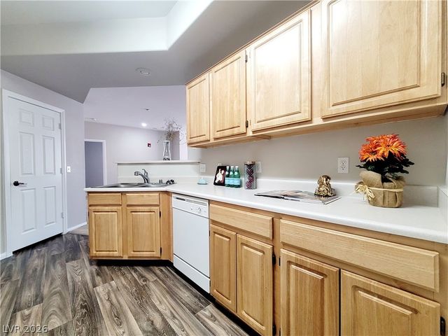 5855 Valley Drive 2004, North Las Vegas, NV 89031