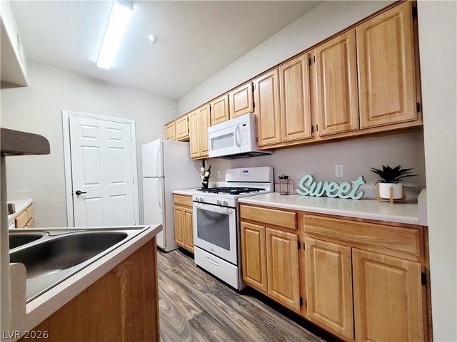 5855 Valley Drive 2004, North Las Vegas, NV 89031