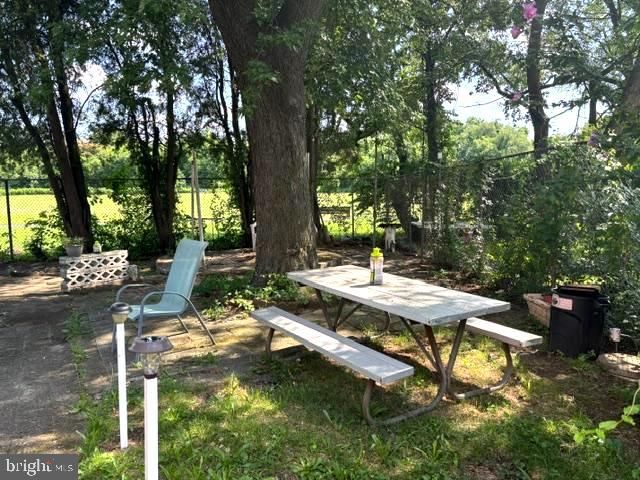 1103 LAKESHORE DR, Camden, NJ 08104