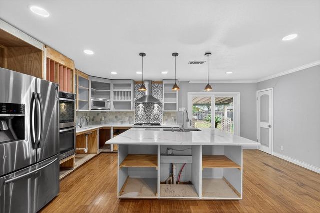 830 Crestview Dr, Corpus Christi, TX 78412