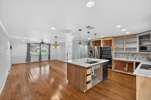 830 Crestview Dr, Corpus Christi, TX 78412