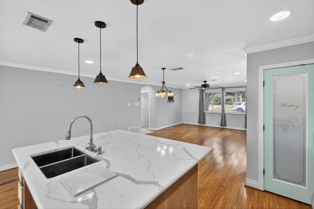 830 Crestview Dr, Corpus Christi, TX 78412