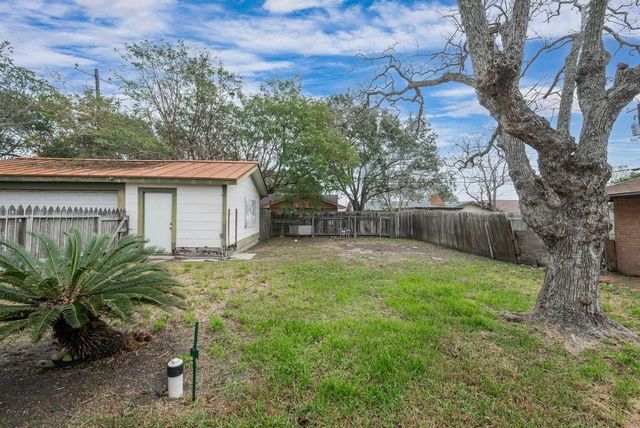 830 Crestview Dr, Corpus Christi, TX 78412