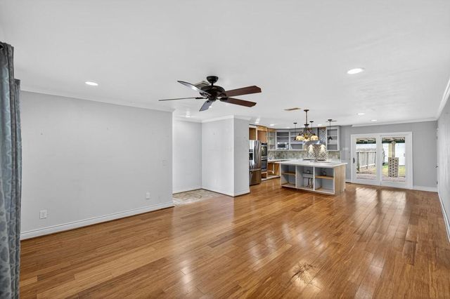 830 Crestview Dr, Corpus Christi, TX 78412