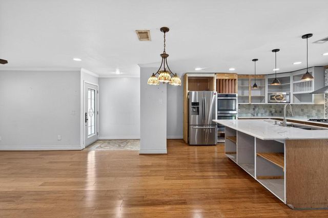 830 Crestview Dr, Corpus Christi, TX 78412