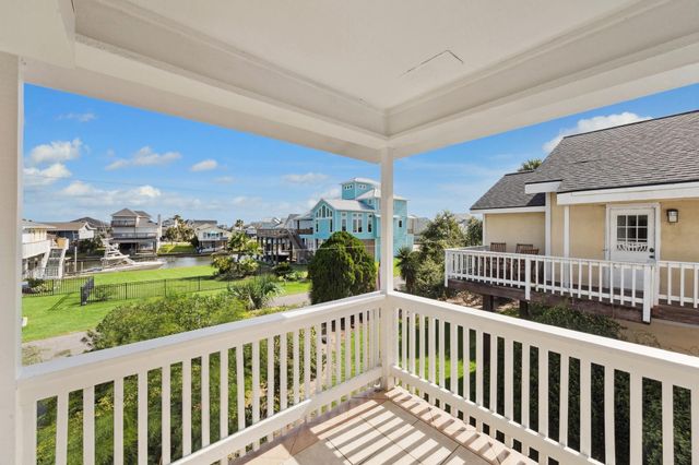 1330 Coral Way, Tiki Island, TX 77554