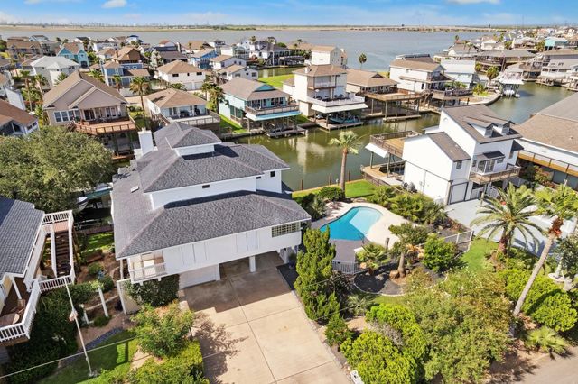 1330 Coral Way, Tiki Island, TX 77554