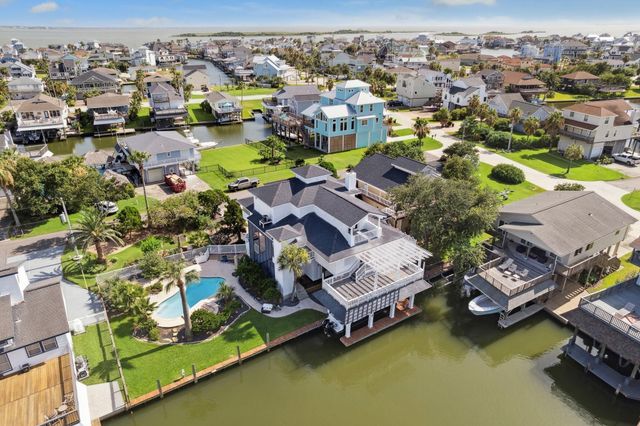 1330 Coral Way, Tiki Island, TX 77554